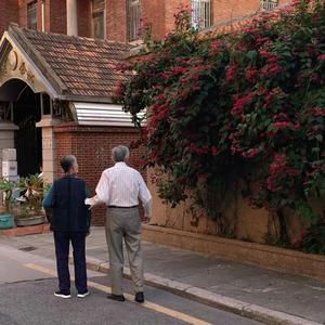 在厨房趴着掀起裙子H
