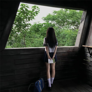 在厨房趴着掀起裙子H
